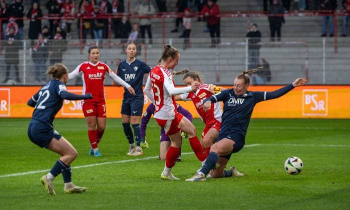Soccer, Women, Season 2024 2025, 2 Women Bundesliga 12 Matchday , 1 FC Union Berlin VfL Bochum, in the middle f l Pia Metzker 1 Women 1 FC Union scores the goal to 1 0, Lisa Heiseler 1 Women 1 FC Union , Antonia Haase Bochum , 08 12 2024, Copyright: xMatthiasxKochx