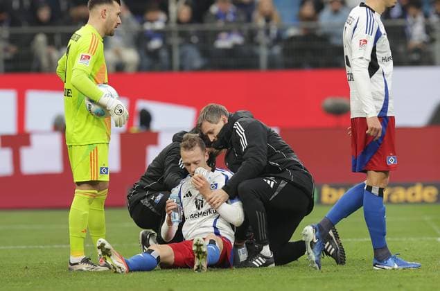 Injury Sebastian Schonlau HSV Football, Men, Season 2024 2025, 2 BL, Volksparkstadion, Hamburger SV vs SV Darmstadt 98 DFL REGULATIONS PROHIBIT ANY USE OF PHOTOGRAPHS AS IMAGE SEQUENCES AND OR QUASI VIDEO