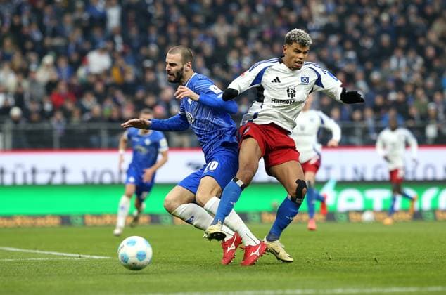 08 12 2024, Soccer 2 Bundesliga 2024 2025, Matchday 15, Hamburger SV SV Darmstadt 98, at Volksparkstadion Hamburg L R Aleksandar Vukotic SV Darmstadt 98 vs Ransford Yeboah Königsdörffer Hamburg DFL and DFB regulations prohibit any use of photographs as image sequences and or quasi video