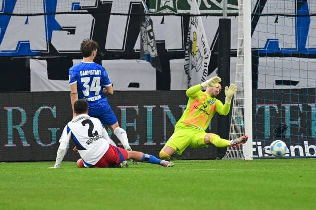 Soccer I Men I 2 Bundesliga l Hamburger SV SV Darmstadt 98 I 15 Matchday I Season 2024 2025 I HSV I 08 12 2024 I v v Mikelbrencis William HSV and Corredor Killian Darmstadt 98 makes the 2 2 against Heuer Fernandes Daniel HSV , Sportplatz Volksparkstadion, Stellingen Hamburg Germany