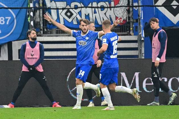 Soccer I Men I 2 Bundesliga l Hamburger SV SV Darmstadt 98 I 15 Matchday I Season 2024 2025 I HSV I 08 12 2024 I Darmstadt Goal celebration to 2 2 Goalscorer is Corredor Killian Darmstadt 98 here with Nuernberger Fabian Darmstadt 98 , Sportplatz Volksparkstadion, Stellingen Hamburg Germany
