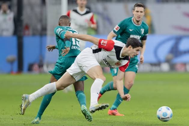 Eintracht Frankfurt FC Augsburg, 1 FBL After an attack by Frank Onyeka FC Augsburg, 19 Igor Matanovic Eintracht Frankfurt, 9 stumbles Bundesliga match between Eintracht Frankfurt and FC Augsburg on December 7, 2024 at Deutsche Bank Park in Frankfurt am Main According to the regulations of the DFL, Deutsche Fußball Liga, it is prohibited to use or have used photographs taken in the stadium and or of the match in the form of sequential images and or video-like photo series , Frankfurt am Main Hessen Germany Deutsche Bank Park