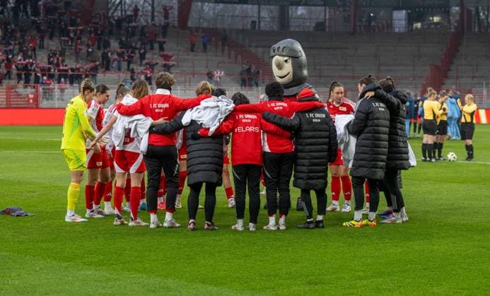 Soccer, Women, Season 2024 2025, 2 Women Bundesliga 12 Matchday , 1 FC Union Berlin VfL Bochum, Union Motivation before the game in the circle with mascot Ritter Keule 1 FC Union , 08 12 2024, Copyright: xMatthiasxKochx
