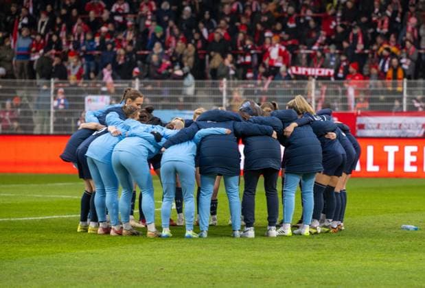 Soccer, Women, Season 2024 2025, 2 Womens Bundesliga 12 Matchday , 1 FC Union Berlin VfL Bochum, Bochum motivation before the game in the circle, 08 12 2024, Copyright: xMatthiasxKochx