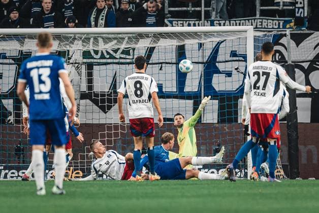 Soccer Men Season 2024 2025 2 Soccer Bundesliga 15 Matchday Hamburger SV vs SV Darmstadt 98 08 12 2024 Daniel Heuer Fernandes 1, HSV defends the goal Hamburg Volksparkstadion Hamburg Germany