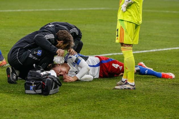 1 1 Schonlau Sebastian HSV is treated Germany , Hamburg , Volksparkstadion , Football , 2 Bundesliga , Hamburger SV SV Darmstadt 98