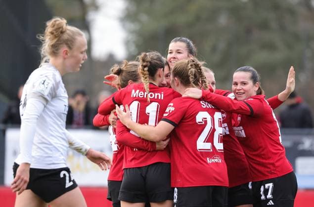 08 12 2024 Soccer Season 2024 2025 2 Women Soccer Bundesliga 12 Matchday 1 FC Nürnberg FCN Club Clubfrauen FSV Gütersloh 2009 Sportfoto Zink DaMa xdaxmax Jubel Freude Torjubel nach Tor zum 2 1 Medina Desic 10, 1 FC Nürnberg FCN und Mannschaft Team jubelt freue sich Torschütze Medina Desic 10, 1 FC Nürnberg FCN