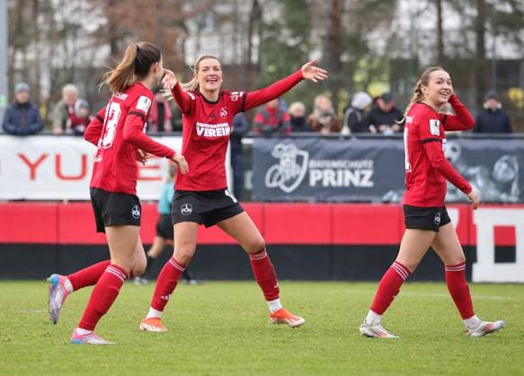 08 12 2024 Soccer Season 2024 2025 2 Women Soccer Bundesliga 12 Matchday 1 FC Nürnberg FCN Club Clubfrauen FSV Gütersloh 2009 Sportfoto Zink DaMa xdaxmax Jubel Freude Torjubel nach Tor zum 2 1 Medina Desic 10, 1 FC Nürnberg FCN und Mannschaft Team ab klatschen jubelt freue sich Torschütze Medina Desic 10, 1 FC Nürnberg FCN