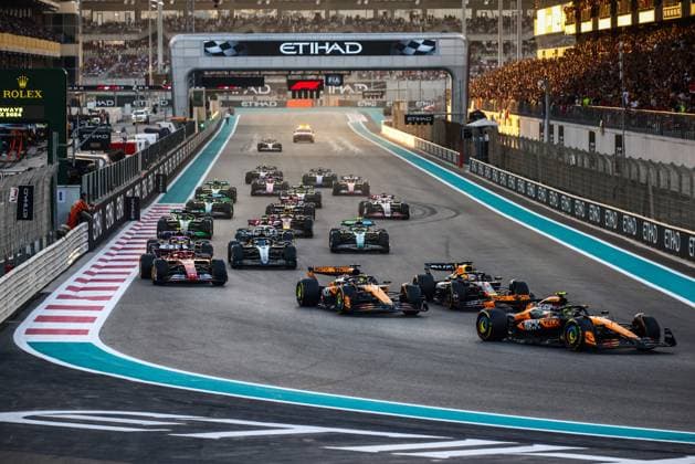 Sport Bilder des Tages December 8, 2024, Abu Dhabi, United Arab Emirates: Lando Norris of McLaren leads on the opening lap of Formula 1 Abu Dhabi Grand Prix at Yas Marina Circuit on December 8th, 2024 in Abu Dhabi, United Arab Emirates. Abu Dhabi United Arab Emirates - ZUMAz156 0783731766st Copyright: xBeataxZawrzelx