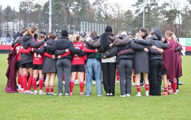 08 12 2024 Soccer Season 2024 2025 2 Women Soccer Bundesliga 12 Matchday 1 FC Nürnberg FCN Club Clubfrauen FSV Gütersloh 2009 Sportfoto Zink DaMa xdaxmax Team Team of the FCN with team circle Team circle after the end of the match