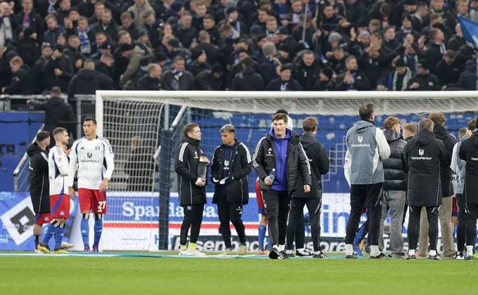 Disappointed Hamburger , in front Interim coach Merlin Polzin HSV Football, Men, Season 2024 2025, 2 BL, Volksparkstadion, Hamburger SV vs SV Darmstadt 98, 2 2 DFL REGULATIONS PROHIBIT ANY USE OF PHOTOGRAPHS AS IMAGE SEQUENCES AND OR QUASI VIDEO