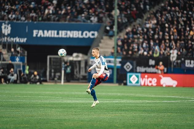 Soccer Men Season 2024 2025 2 Soccer Bundesliga 15 Matchday Hamburger SV vs SV Darmstadt 98 08 12 2024 Miro Muheim 28, HSV receiving the ball Hamburg Volksparkstadion Hamburg Germany