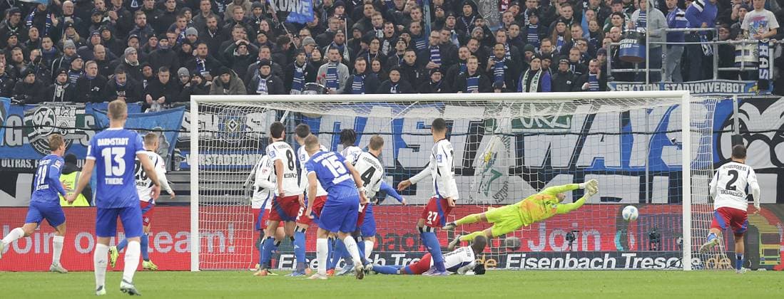 Daniel Heuer Fernandes HSV klaert in hoechster Not Fußball, Herren, Saison 2024 2025, 2 BL, Volksparkstadion, Hamburger SV gegen SV Darmstadt 98, 2 2 DFL REGULATIONS PROHIBIT ANY USE OF PHOTOGRAPHS AS IMAGE SEQUENCES AND OR QUASI VIDEO