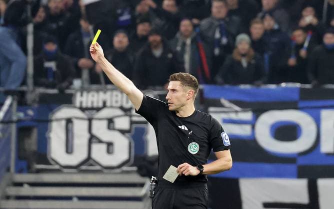 Referee Eric Weisbach Football, Men, Season 2024 2025, 2 BL, Volksparkstadion, Hamburger SV vs SV Darmstadt 98, 2 2 DFL REGULATIONS PROHIBIT ANY USE OF PHOTOGRAPHS AS IMAGE SEQUENCES AND OR QUASI VIDEO