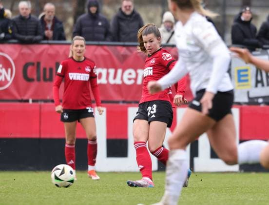 08 12 2024 Soccer Season 2024 2025 2 Women Soccer Bundesliga 12 Matchday 1 FC Nürnberg FCN Club Clubfrauen FSV Gütersloh 2009 Sportfoto Zink DaMa xdaxmax Nele Bauereisen 23, 1 FC Nürnberg FCN spielt Ball