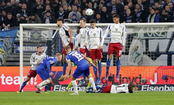 Free kick Darmstadt into the Hamburg wall Football, Men, Season 2024 2025, 2 BL, Volksparkstadion, Hamburger SV vs SV Darmstadt 98, 2 2 DFL REGULATIONS PROHIBIT ANY USE OF PHOTOGRAPHS AS IMAGE SEQUENCES AND OR QUASI VIDEO