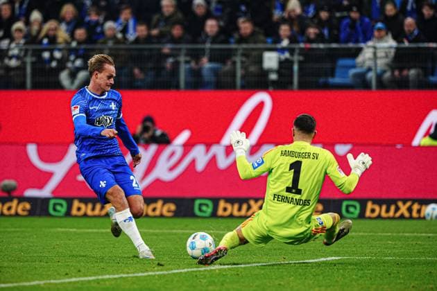 Goal kick Goal chance Oscar Vilhelmsson SV Darmstadt 98, 29 , Daniel Heuer Fernandes Hamburger SV, 01 GER, Hamburger SV vs SV Darmstadt 98, Football, 2 Bundesliga, Matchday 15, Season 2024 2025, 08 12 2024 DFL REGULATIONS PROHIBIT ANY USE OF PHOTOGRAPHS AS IMAGE SEQUENCES AND OR QUASI VIDEO GER, Hamburger SV vs SV Darmstadt 98, Football, 2 Bundesliga, Matchday 15, Season 2024 2025, 08 12 2024 Hamburg Copyright: xEibner-Pressefoto MarcelxvonxFehrnx EP_MFN