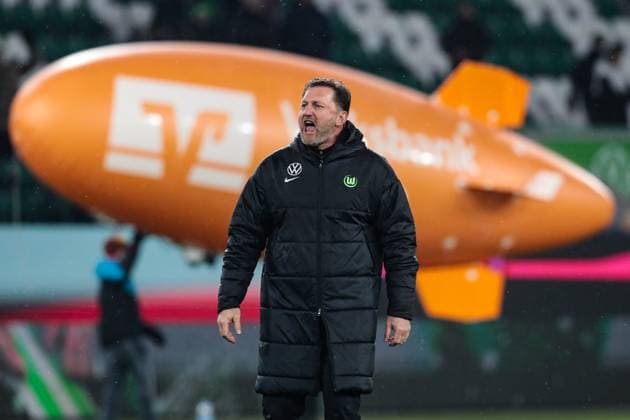 Sport Themen der Woche KW 49 Sport Bilder des Tages Trainer Ralph Hasenhüttl (VfL Wolfsburg) jubelt nach Spielende vor dem Fanblock - 1. Fussball Bundesliga Saison 2024-2025 Punktspiel VfL Wolfsburg vs. FSV Mainz 05 in der Volkswagen Arena in Wolfsburg - Fussball,Deutschland,Mann,Männer,08.12.2024 *** Coach Ralph Hasenhüttl VfL Wolfsburg cheers in front of the fan block after the end of the match 1 Soccer Bundesliga season 2024 2025 point match VfL Wolfsburg vs FSV Mainz 05 at the Volkswagen Arena in Wolfsburg Soccer,Germany,Man,Men,08 12 2024