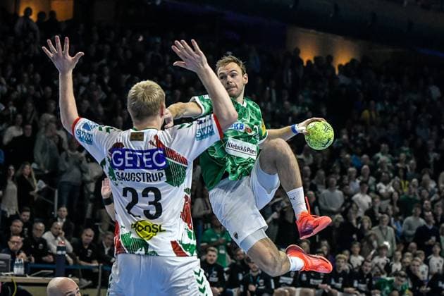 Sport Themen der Woche KW 49 Sport Bilder des Tages Handball, Daikin HBL, Fuechse Berlin - SC Magdeburg 08.12.2024, xdanx, Handball, Daikin HBL, Fuechse Berlin - SC Magdeburg, v.l.Magnus Saugstrup (SC Magdeburg 23),Mathias Gidsel (Füchse Berlin 19),setzt zum Sprungwurf an Berlin Max Schmeling Halle Berlin Deutschland (DE) *** Handball, Daikin HBL, Fuechse Berlin SC Magdeburg 08 12 2024, xdanx, Handball, Daikin HBL, Fuechse Berlin SC Magdeburg, v l Magnus Saugstrup SC Magdeburg 23 ,Mathias Gidsel Füchse Berlin 19 ,sets for jump shot Berlin Max Schmeling Halle Berlin Germany EN Copyright: xDanielxLakomskix