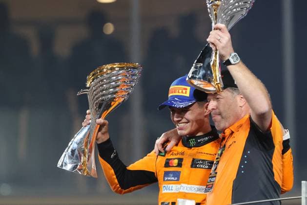 4 Lando Norris GBR McLaren F1 Team McLaren GBR MCL38 Mercedes Zak Brown USA Chief Executive Officer of McLaren Racing on the podium of the 2024 Formula One Abu Dhabi Grand Prix, 24th round of the 2024 Formula 1 World Championship from December 6 to 8 , 2024 at Yas Marina circuit ARE Abu Dhabi Yas Marina Circuit United Arab Emirates Copyright: x x2024xEurasiaxSportxImagesx jp-en-EuSpIm-MPS_PPN_F1_Abu_Dhabi_08Dec2024_UA238