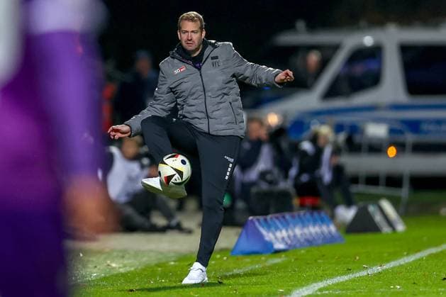 08 12 2024, Football, FC Viktoria Köln VfL Osnabrück, 3 Liga, Sportpark Höhenberg, Season 2024 2025 Coach Pit Reimers VfL Osnabrück takes a ball on the edge of the pitch with his foot DFB regulations prohibit any use of photographs as image sequences and or quasi video North Rhine-Westphalia Germany