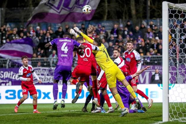 Sport Themen der Woche KW 49 Sport Bilder des Tages 08.12.2024, Fußball, FC Viktoria Köln VfL Osnabrück, 3.Liga, Sportpark Höhenberg, Saison 2024 2025: Lars Dietz (Viktoria Köln 2) und Torwart Dudu Eduardo dos Santos Haesler (Viktoria Köln 1) verteidigen im Strafraum das Tor gegen Maxwell Gyamfi (VfL Osnabrück 4) Strafraumaktion DFB regulations prohibit any use of photographs as image sequences and or quasi-video. Nordrhein-Westfalen Deutschland *** 08 12 2024, Football, FC Viktoria Köln VfL Osnabrück, 3 Liga, Sportpark Höhenberg, Saison 2024 2025 Lars Dietz Viktoria Köln 2 and goalkeeper Dudu Eduardo dos Santos Haesler Viktoria Köln 1 defend the goal in the penalty area against Maxwell Gyamfi VfL Osnabrück 4 penalty area action DFB regulations prohibit any use of photographs as image sequences and or quasi video Nordrhein Westfalen Germany