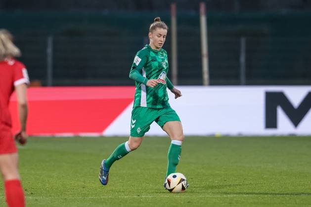 from left Michelle Ulbrich SV Werder Bremen, 5 on the ball, cropped image, single image, full body, action, action, game scene, THE DFB REGULATIONS PROHIBIT ANY USE OF PHOTOGRAPHS AS IMAGE SEQUENCES AND OR QUASI VIDEO , 08 12 2024, Bremen Germany , Football, Google Pixel Womens Bundesliga, SV Werder Bremen SC Freiburg xobx