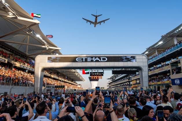 December 8, 2024, Abu Dhabi, Singapore, United Arab Emirates: ETIHAD plane overpassing the Grid on Sunday at the 2024 Formula 1 Abu Dhabi Grand Prix at the Yas Marina Circuit. Abu Dhabi United Arab Emirates - ZUMAl191 20241208_zsp_l191_022 Copyright: xAntoinexLapeyrex