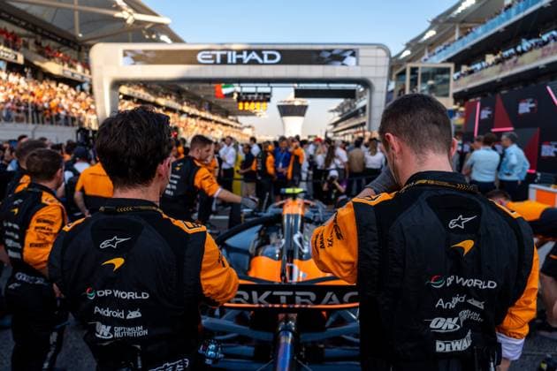 December 8, 2024, Abu Dhabi, Singapore, United Arab Emirates: McLaren Mechanics on the Grid on Sunday at the 2024 Formula 1 Abu Dhabi Grand Prix at the Yas Marina Circuit. Abu Dhabi United Arab Emirates - ZUMAl191 20241208_zsp_l191_027 Copyright: xAntoinexLapeyrex