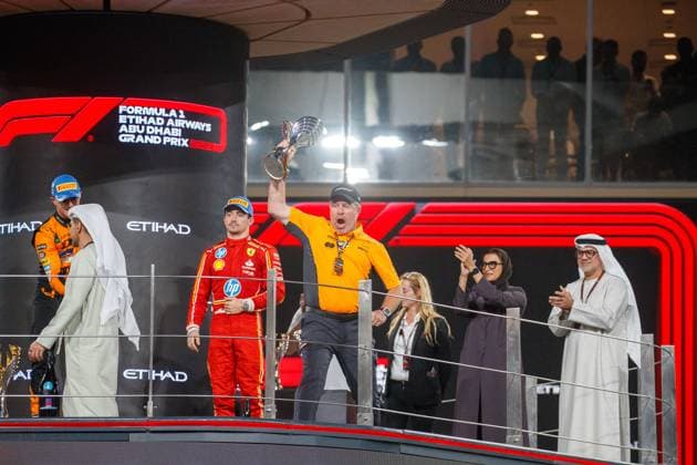 MOTORI - Formula 1 - Formula 1 Etihad Airways Abu Dhabi Grand Prix 2024 - Race PODIUM OF THE RACE; From L to R Carlos Sainz Jr. (ESP) - Scuderia Ferrari - Ferrari SF-24 - Ferrari, Lando Norris (GBR) - McLaren Formula 1 Team - McLaren MCL38 - Mercedes Charles Leclerc (MON) - Scuderia Ferrari - Ferrari SF-24 - Ferrar Zak Brown (USA) - CEO McLaren Racing during Race Day, Sunday of Formula 1 Etihad Airways Abu Dhabi Grand Prix 2024, Yas Marina, Abu Dhabi 6-8 December 2024 Abu Dhabi United Arab Emirates  Copyright: xIPAxSport ABACAx