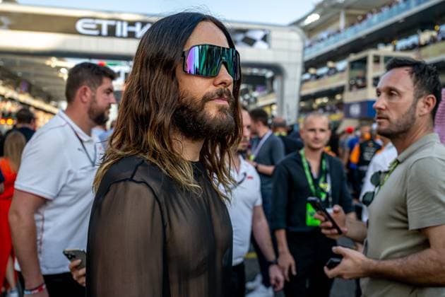 Sport Bilder des Tages ABU DHABI, UNITED ARAB EMIRATES: Jared Leto, American rock band and singer-songwriter, at the 2024 Formula 1 Abu Dhabi Grand Prix at the Yas Marina Circuit in Abu Dhabi, United Arab Emirates.