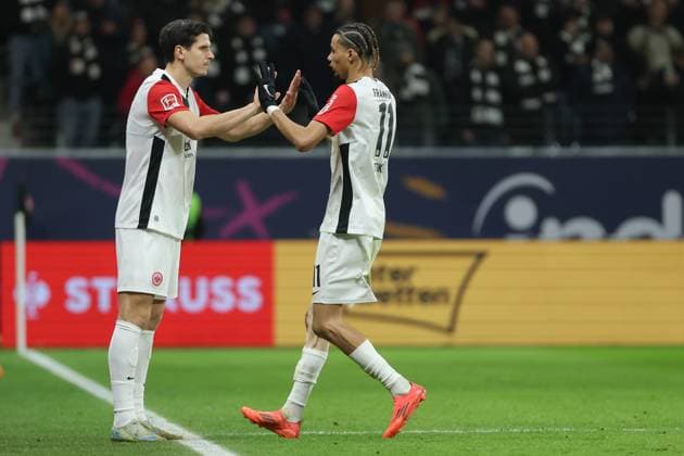 Soccer 1 Bundesliga Eintracht Frankfurt FC Augsburg on 07 12 2024 at Deutsche Bank Park in Frankfurt Igor Matanovic Frankfurt 9 and Hugo Ekitike Frankfurt 11 high-five during the changeover MH