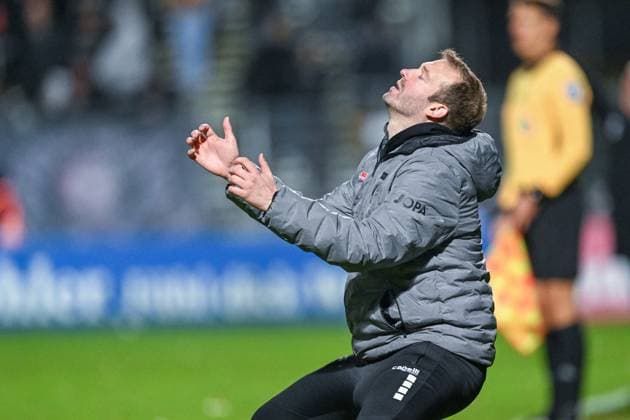2 Bundesliga Viktoria Köln VfL Osnabrück on 08 12 2024 at Sportpark Höhenberg in Cologne Coach Pit Reimers Osnabrueck dissatisfied, disappointed, disappointed, dejected MT