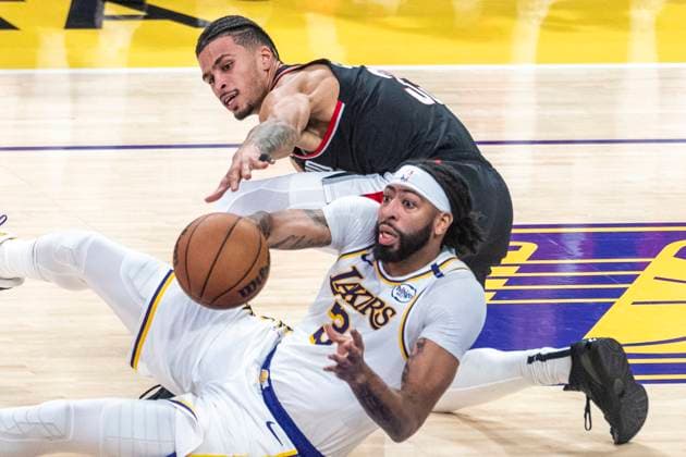 Sport Themen der Woche KW 49 Sport Bilder des Tages December 8, 2024, Los Angeles, California, USA: Los Angeles Lakers Anthony Davis 3 and Portland Trail Blazers Toumani Camara 33 vie for the ball during an NBA, Basketball Herren, USA basketball game at Crypto.com Arena on Sunday, Dec. 8, 2024 in Los Angeles. Los Angeles USA - ZUMAc68_ 20241208_zaf_c68_024 Copyright: xRingoxChiux