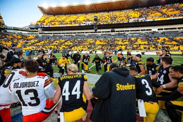 Sport Themen der Woche KW 49 December 8, 2024, Hookstown, Pennsylvania, USA: Players from the Pittsburgh Steelers and Cleveland Browns gather for a prayer after the NFL, American Football Herren, USA football game between the Pittsburgh Steelers and the Cleveland Browns in Pittsburgh, Pennsylvania. Hookstown USA - ZUMAg257 20241208_zsp_g257_055 Copyright: xBrentxGudenschwagerx