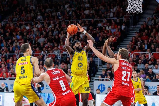 Yanni Wetzell ALBA Berlin, 05 , Karsten Tadda Bamberg Baskets, 09 , Trevion Williams ALBA Berlin, 50 , Moritz Krimmer Bamberg Baskets, 27 , Bamberg Baskets vs ALBA Berlin, Basketball, BBL Cup, Quarterfinals, 08 12 2024 Bamberg Baskets vs ALBA Berlin, Basketball, BBL Cup, Quarterfinals, 08 12 2024 Bamberg Copyright: xEibner-Pressefoto G.xSantemizx EP_EER