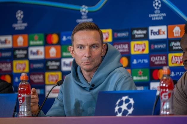 SOCCER - UEFA CL, RBS vs PSG SALZBURG,AUSTRIA,09.DEC.24 - SOCCER - UEFA Champions League, Red Bull Salzburg vs Paris Saint German, preview, press conference, PK, Pressekonferenz RBS. Image shows head coach Pepijn Lijnders (RBS).  GEPAxpictures xWolfgangxKofler