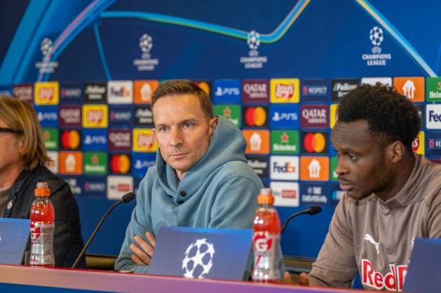 SOCCER - UEFA CL, RBS vs PSG SALZBURG,AUSTRIA,09.DEC.24 - SOCCER - UEFA Champions League, Red Bull Salzburg vs Paris Saint German, preview, press conference, PK, Pressekonferenz RBS. Image shows head coach Pepijn Lijnders and Samson Baidoo (RBS).  GEPAxpictures xWolfgangxKofler