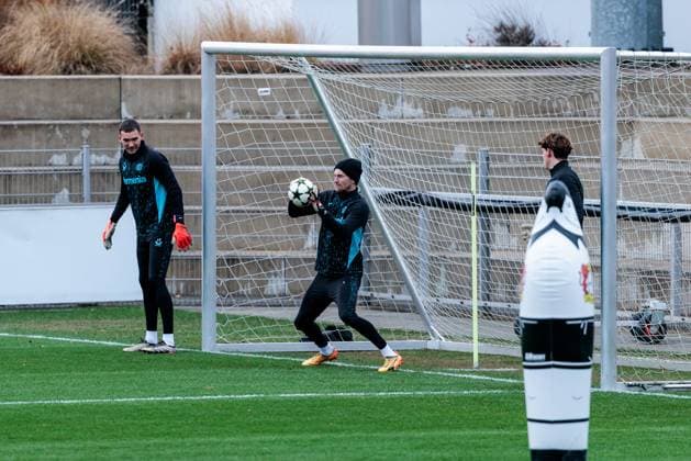 UEFA Champions League final training Bayer 04 Leverkusen 09 12 2024 Lukas Hradecky Bayer 04 Leverkusen, 1 holds a ball UEFA Champions League final training Bayer 04 Leverkusen before the match against Inter Milan, Leverkusen, BayArena on 09 12 2024 Copyright: xBEAUTIFULxSPORTS Wunderlx