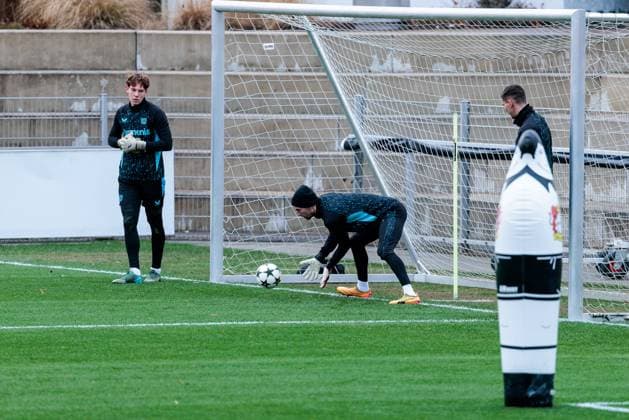 UEFA Champions League final training Bayer 04 Leverkusen 09 12 2024 Lukas Hradecky Bayer 04 Leverkusen, 1 holds a ball UEFA Champions League final training Bayer 04 Leverkusen before the match against Inter Milan, Leverkusen, BayArena on 09 12 2024 Copyright: xBEAUTIFULxSPORTS Wunderlx