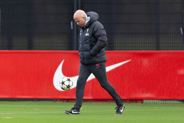Football - UEFA Champions League - League Phase - Girona FC v Liverpool FC - MD-1 LIVERPOOL, ENGLAND - Monday, December 9, 2024: Liverpool s head coach Arne Slot during a training session at the AXA Training Centre ahead of the UEFA Champions League match between Girona FC and Liverpool FC. (Photo by Jessica Hornby Propaganda) LIVERPOOL AXA Training Centre MERSEYSIDE ENGLAND  Copyright: xDavidxRawcliffex P2024-12-09-JH_LFC_Training_Girona-28