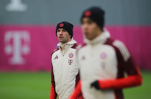 Munich, Germany, 09 December 2024 Football, Men, Season 2024 2025, FC Bayern Munich, Säbener Strasse, Training ground, Final training, Champions League Thomas Müller, Mueller FC Bayern Munich standing, watch, look