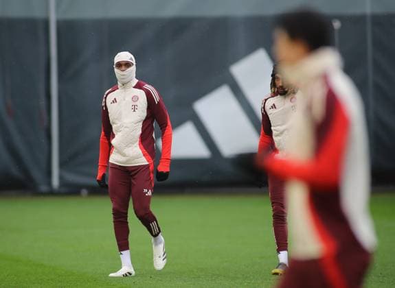 Munich, Germany, 09 December 2024 Football, Men, Season 2024 2025, FC Bayern Munich, Säbener Strasse, Training ground, Final training, Champions League Mathys Tel FC Bayern Munich hooded, cold, astronaut look, scarf, cap