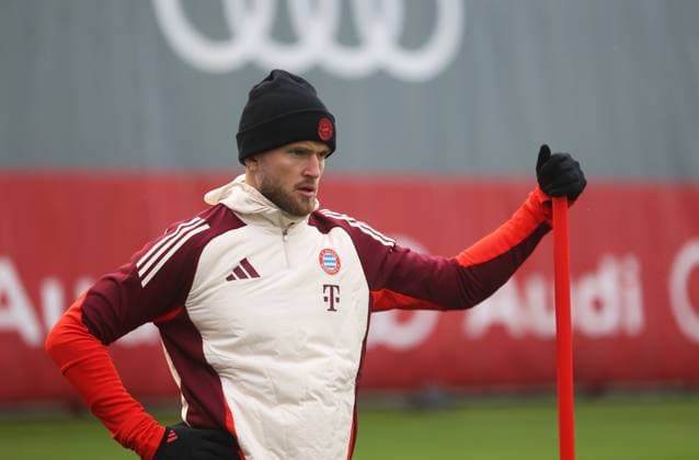 Munich, Germany, 09 December 2024 Football, Men, Season 2024 2025, FC Bayern Munich, Säbener Strasse, Training ground, Final training, Champions League Eric Dier FC Bayern Munich holds on to a pole