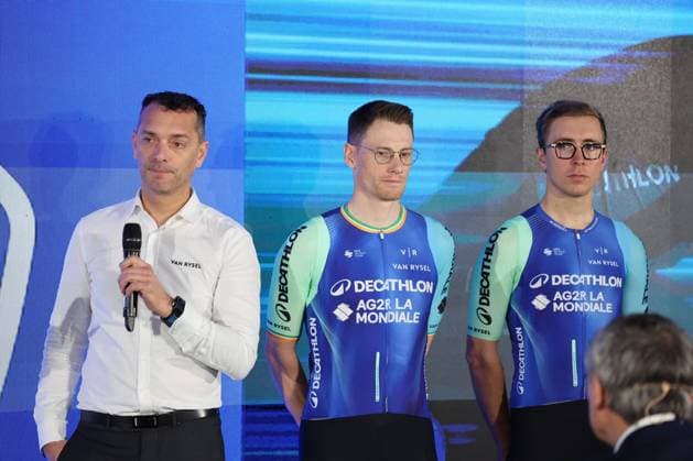CYCLISME : PrÃ sentation Ã quipe Decathlon AG2R La Mondiale Team saison 2025 - 09 12 2024 Nicolas PIERRON (Van Rysel) Sam BENNETT et Benoit COSNEFROY lors de la prÃ sentation de l Ã quipe Decathlon AG2R La Mondiale Team, le 9 dÃ cembre 2024  Copyright: xLaurentxSANSONx xPsnewZx