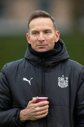 SOCCER - UEFA CL, RBS vs PSG SALZBURG,AUSTRIA,09.DEC.24 - SOCCER - UEFA Champions League, Red Bull Salzburg vs Paris Saint German, preview, training RBS. Image shows head coach Pepijn Lijnders (RBS).  GEPAxpictures xWolfgangxKofler