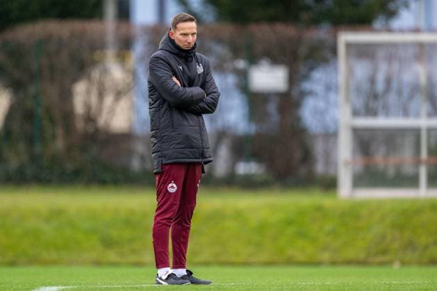 SOCCER - UEFA CL, RBS vs PSG SALZBURG,AUSTRIA,09.DEC.24 - SOCCER - UEFA Champions League, Red Bull Salzburg vs Paris Saint German, preview, training RBS. Image shows head coach Pepijn Lijnders (RBS).  GEPAxpictures xWolfgangxKofler