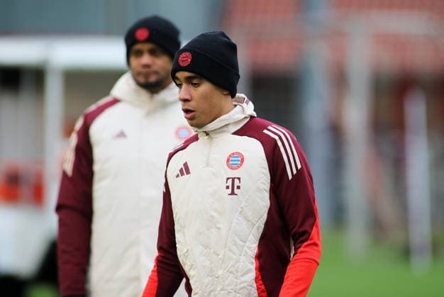 Munich, Germany, 09 December 2024 Football, Men, Season 2024 2025, FC Bayern Munich, Säbener Strasse, Training ground, Final training, Champions League Jamal Musiala FC Bayern Munich head, upper body during warm-up