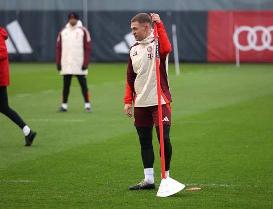Munich, Germany, 09 December 2024 Football, Men, Season 2024 2025, FC Bayern Munich, Säbener Strasse, Training ground, Final training, Champions League Joshua Kimmich FC Bayern Munich holds on to a pole, standing