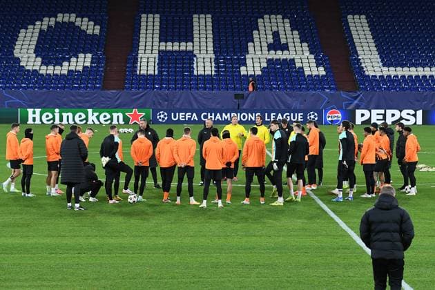 Soccer Champions League matchday 6 final training Shakhtar Donetsk on 09 12 2024 at the Arena AufSchalke in Gelsenkirchen Player circle Marino Pusic Coach Head coach Donetsk gives instructions to his team xRx
